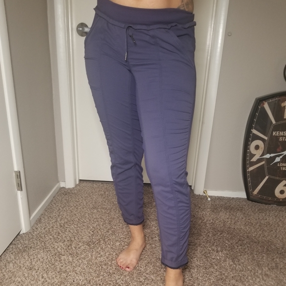 Lululemon Athletica Style A6 Size 6 